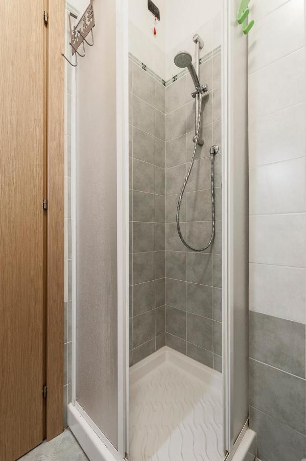 Hostly - Family Strada Dell'olio - Brand New 2br, 2 Bathrooms With Ac Apartment *